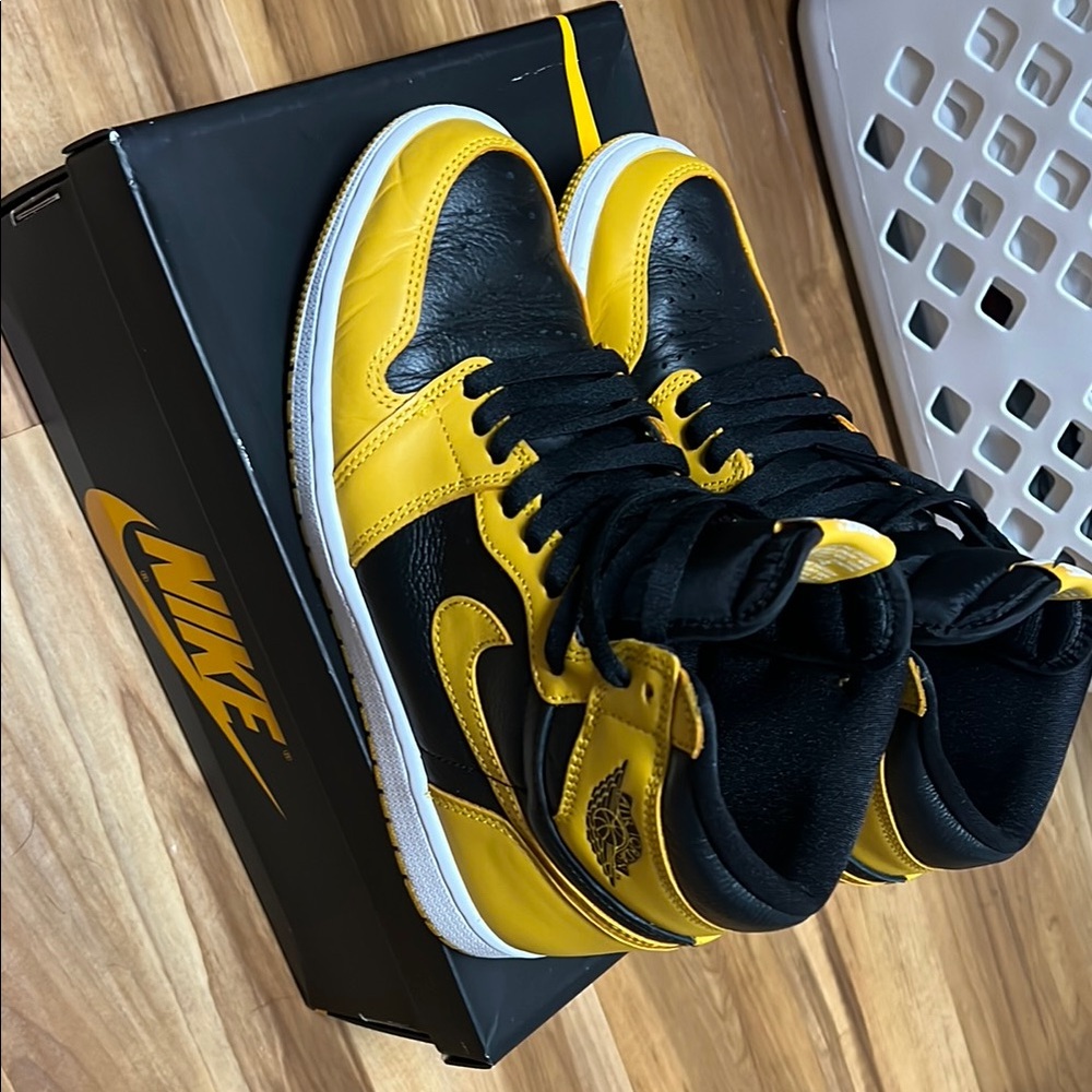 Jordan 1 Hi, Black and Yellow High-Top Sneakers
